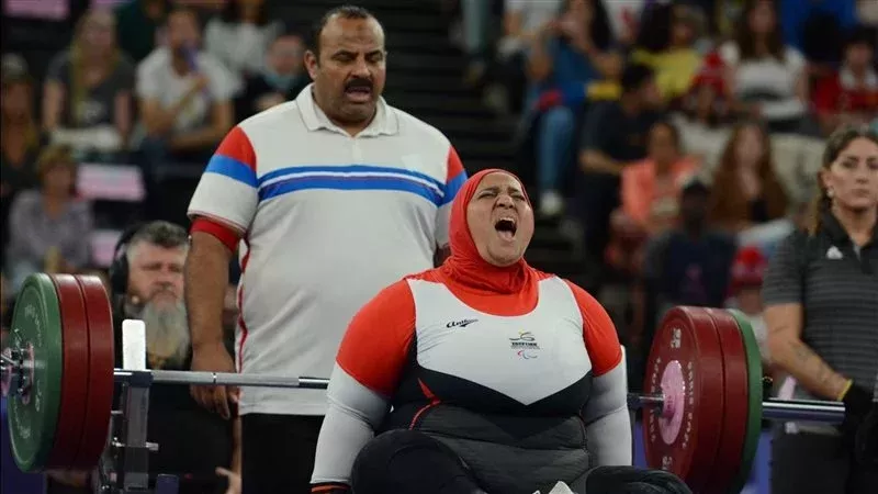 نادية فكري بطلة رفع