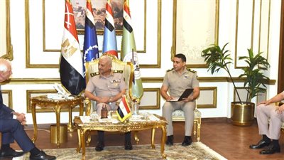 وزير الدفاع يلتقي رئيس مجلس الدفاع للاتحاد الأوروبي
