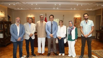 وزير الثقافة يُكرم صُناع وبطلة مونودراما 