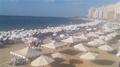 بث مباشر، إقبال ضعيف من المصطافين على كورنيش الإسكندرية رغم ارتفاع الحرارة