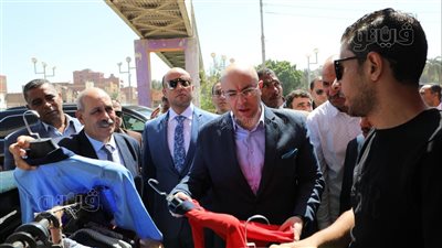 محافظ بني سويف يتفقد معرض أهلًا مدارس بمركز ببا