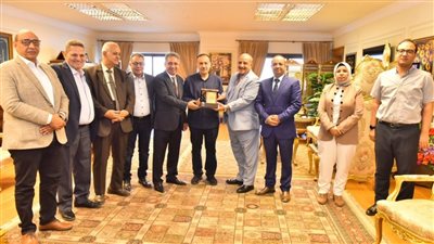 محافظ أسيوط يستقبل وفدًا من المستثمرين لبحث سبل التعاون