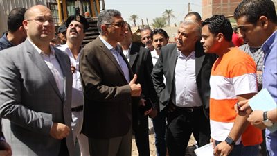 محافظ الجيزة يوجه بفحص حالة عقار بالمنشية للتأكد من حالته الإنشائية 