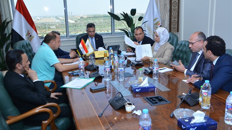 وزير التموين مع أعضاء