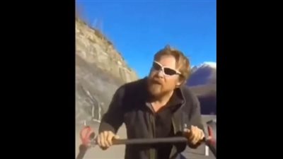 سافر حول العالم سيرًا على الأقدام، بريطاني يسبح بأخطر بحيرات العالم للعودة لوطنه (فيديو) 