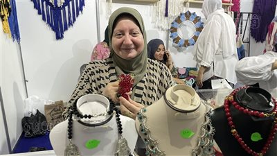 عروسة المولد أبرز مشغولات الهاند ميد بمعرض أهلًا مدارس.. إكسسوارات مطعمة بالمعادن والخرز والكريستال.. وسعر القطعة يبدأ من 35 جنيها (فيديو وصور) 
