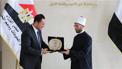 وزير الأوقاف ورئيس مركز المعلومات ودعم اتخاذ القرار يناقشان سبل التعاون المشترك