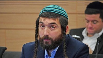 عضو كنيست متطرف يقتحم غرفة مستشفى لجريح فلسطيني ويتوعده بالإعدام (فيديو)