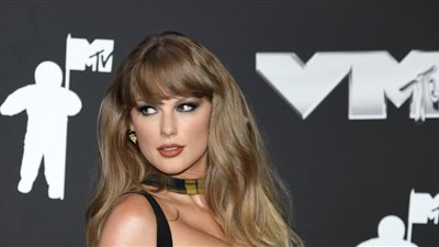 تايلور سويفت تفوز بجائزة فنان العام في حفل VMAs