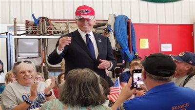 مقصودة أم زلة جديدة، بايدن يرتدي قبعة تأييد ترامب في احتفال رسمي (فيديو) 