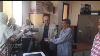 لفتة طيبة، وكيل وزارة مسيحي يهدي الموظفين حلوى المولد النبوي ببني سويف