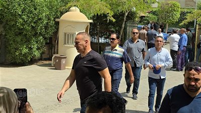 البدري وإبراهيم حسن وعبدربه والنحاس في مسجد الشربتلي لأداء صلاة الجنازة على إيهاب جلال (صور)