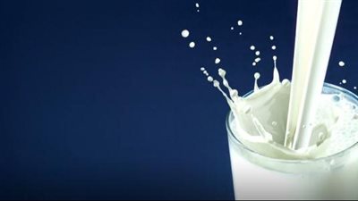 فوائد اللبن، يقوي العظام والعضلات ويحسن الهضم