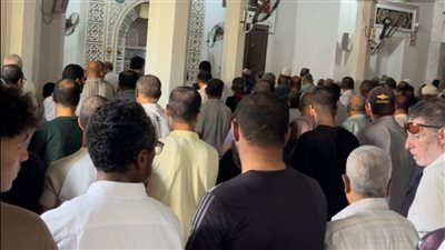 المئات يؤدون صلاة الغائب على إيهاب جلال في الإسماعيلية (صور) 
