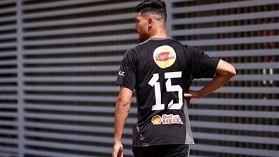 أشرف داري يرتدي القميص رقم 15 مع الأهلي في الموسم الجديد 