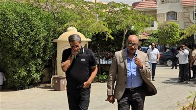 مصطفى يونس ينهمر في البكاء قبل تشييع جنازة إيهاب جلال (صور)