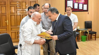 محافظ الشرقية يسلم 29 عقدًا جديدًا لتقنين أوضاع أملاك الدولة