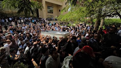 مشاهد من جنازة إيهاب جلال.. وزيرا الرياضة والتعليم ومحافظ القاهرة أبرز المشاركين.. نجوم الكرة أول الحضور.. مصطفى يونس ينهار في البكاء.. وأسرته تودعه باللون الأبيض (صور)