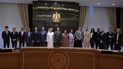 رئيس الوزراء يشهد توقيع اتفاقيات لإنتاج الكهرباء من الطاقات المتجددة (شمسي ورياح) وتخزينها