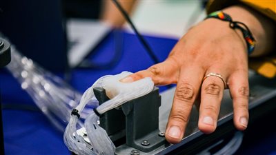 يعطي إحساس اللمسة البشرية، علماء يطورون جهازا ناعما يستخدم بأطراف الأصابع