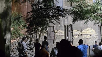 إخلاء عقارين مجاورين لمنزل شبرا مصر المنهار من السكان (صور)