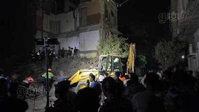 الدفع بمعدات ثقيلة لرفع أنقاض العقار المنهار في شبرا مصر(صور)