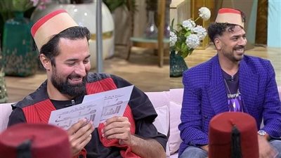 أبطال مسلسل عمر أفندي يرتدون ملابس الأربعينيات مع منى الشاذلي (فيديو)