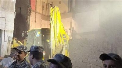 العثور علي جثث سيدتين وطفلة أسفل عقار شبرا المنهار (صور) 