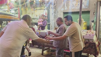 عادة الأجداد يتوارثها الأحفاد، السنبلاوين تحتفل بالمولد النبوي بتوزيع قرفة باللبن والحلاوة (فيديو) 