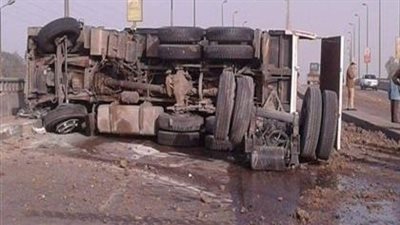 انقلاب سيارة نقل بمقطورة على الطريق الصحراوي الغربي بسوهاج