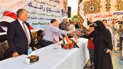 محافظ أسيوط يسلم 400 شنطة مدرسية للطلاب الأولى بالرعاية بمركز البداري (صور) 