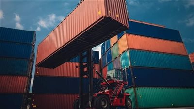 النقل: ميناء أكتوبر يساهم في منع تكدس الموانئ البحرية بالحاويات