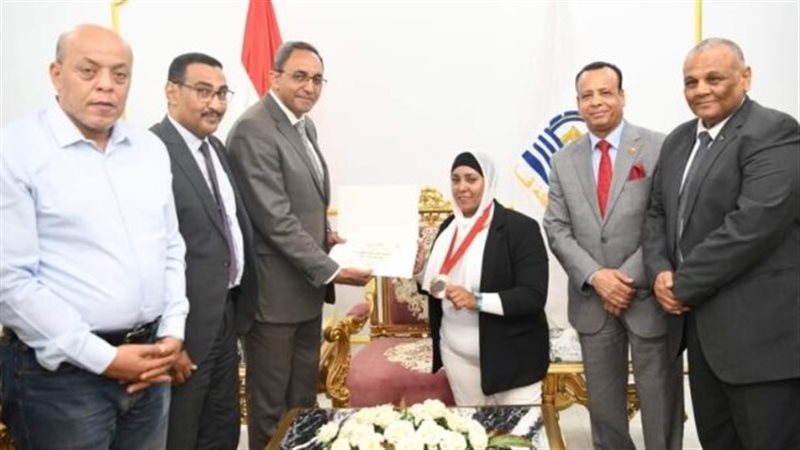 محافظ قنا يكرم بطلة