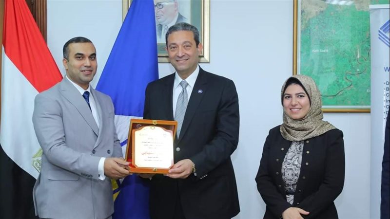 المحافظ ينسلم درع