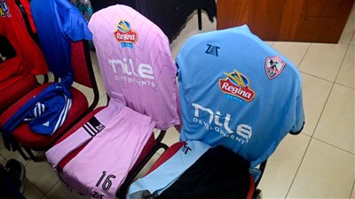 الزمالك بالقميص اللبني والشرطة الكيني بالأحمر في مباراة الغد (صور) 