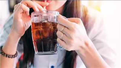 8 مخاطر صحية لتناول الصودا الدايت