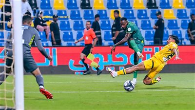 التعاون يتقدم بهدف في مرمى الخليج بالشوط الأول بالدوري السعودي 