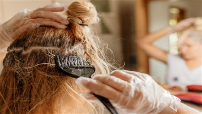 امرأة تفقد بصرها مؤقتا بعد استخدام أحد أنواع صبغة الشعر 
