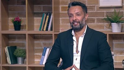 وائل عبد العزيز يكشف قصة زواجه عدة مرات وهذا ما قاله عن شقيقته ياسمين (فيديو)