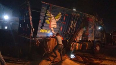  انقلاب سيارة نقل محملة بـ50 طن صويا بأكتوبر