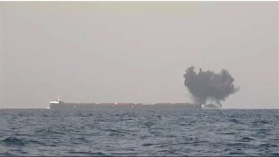 هجوم صاروخي يستهدف سفينة قبالة اليمن 