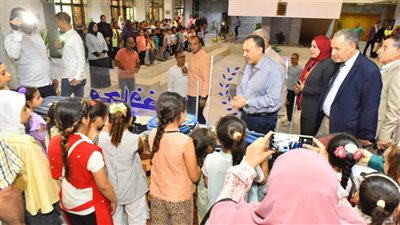 محافظ أسيوط يهدي التلاميذ الأيتام وأبناء أسر تكافل وكرامة 200 حقيبة مدرسية