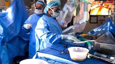 مستشفى سعودي يجري أول عملية زراعة قلب كاملة بالروبوت في العالم