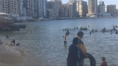 إقبال ضعيف على شواطئ الإسكندرية ورفع الرايات الخضراء والصفراء 