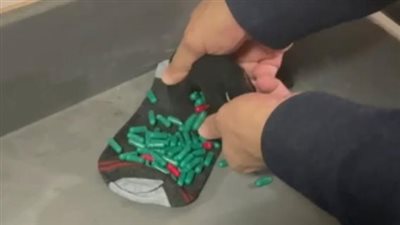 أغرب وسائل تهريب الممنوعات في المطارات.. دولارات في وجبات شاورما.. مخدرات في بطون تيوس.. وخبير أمني يكشف حيل المهربين 