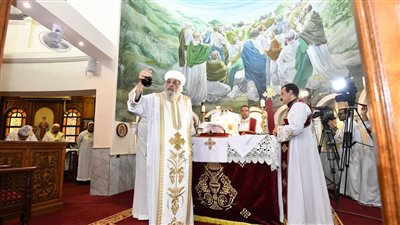 البابا تواضروس يصلي قداس اليوبيل الذهبي لكنيسة القديسين بالنزهة 