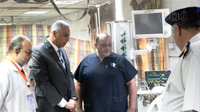 محافظ أسوان يزور المصابين فى حادث طريق أبو سمبل (صور)