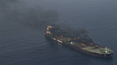 استهدفها الحوثيون، بدء محاولة جديدة لإنقاذ ناقلة نفط مشتعلة بالبحر الأحمر 