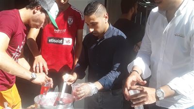 بث مباشر، مسيحي يوزع الشربات والحلويات احتفالا بالمولد النبوي في الإسكندرية 