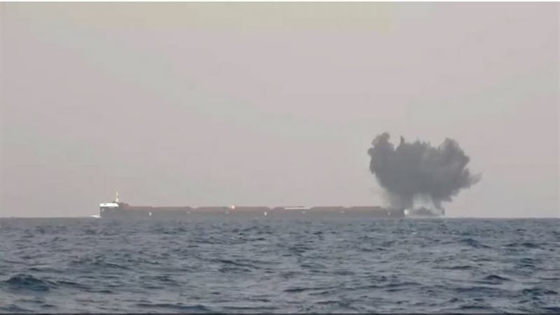 استهداف الحوثي لسفينة